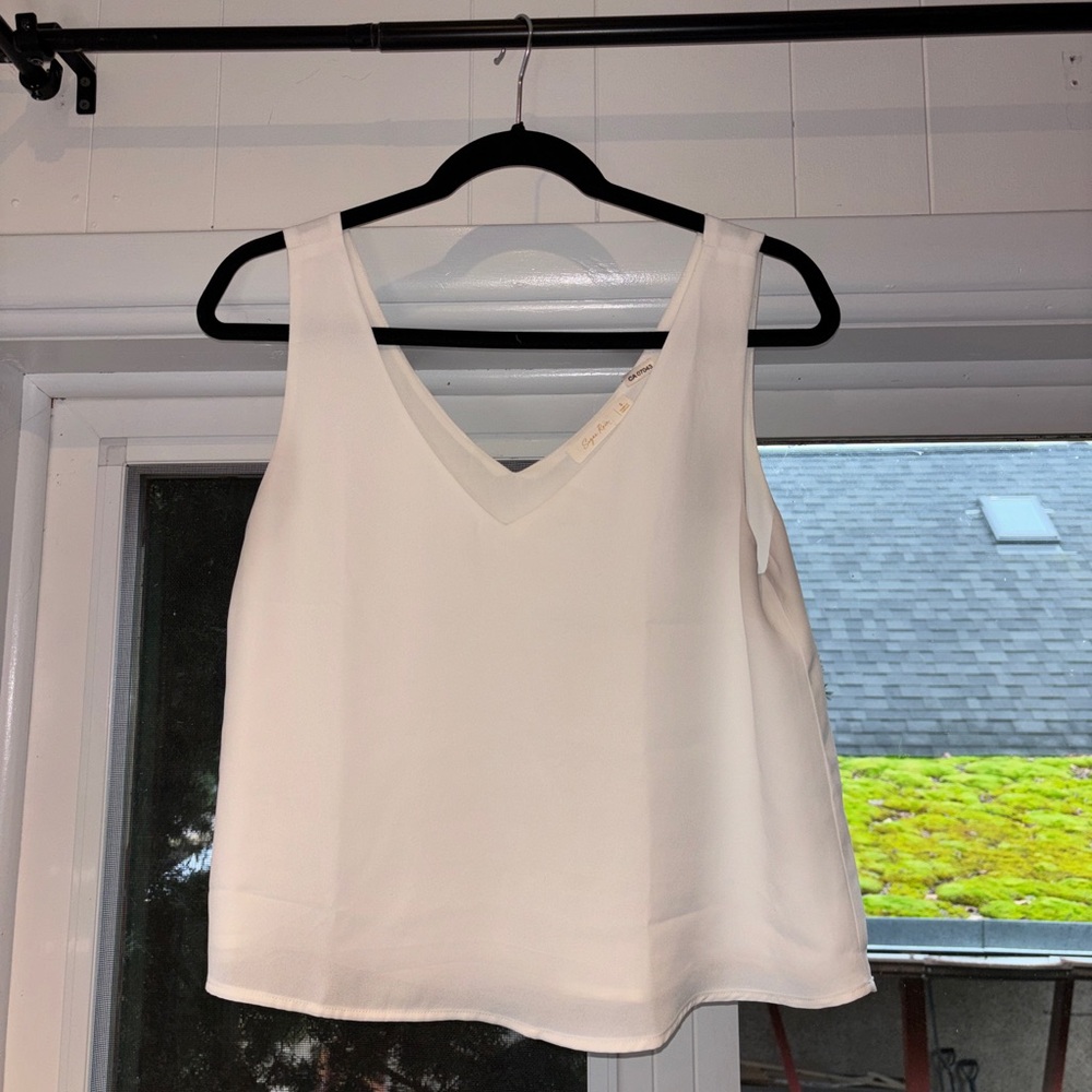 Chic White V-Neck Cropped Tank Top